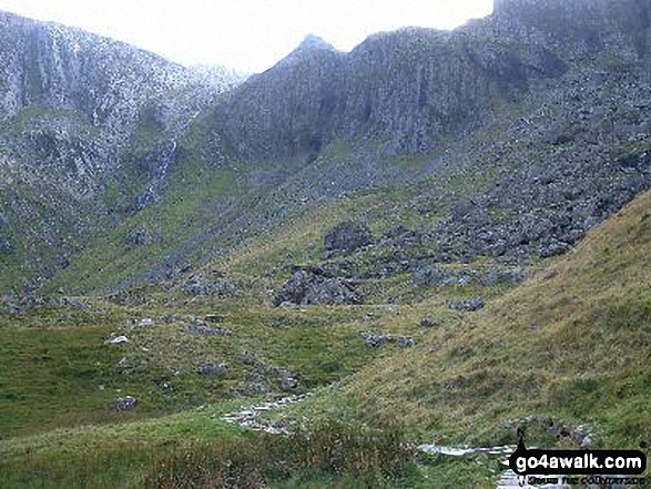 Walk gw115 Glyder Fach, Castell y Gwynt and Glyder Fawr from Ogwen Cottage, Llyn Ogwen - Looking back up to The Devil's Kitchen (Twll Du) from Llyn Idwal