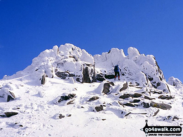 Walk gw115 Glyder Fach, Castell y Gwynt and Glyder Fawr from Ogwen Cottage, Llyn Ogwen - Deep Snow on The Glyderau