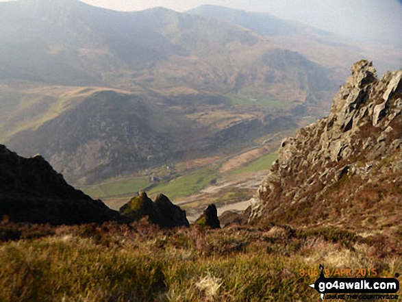 Walk gw151 Mynydd Mawr (Llyn Cwellyn) from Rhyd Ddu - Mynydd Tal-y-mignedd (centre left) and Craig Cwm Silyn (centre right) from Craig y Bera on Mynydd Mawr (Llyn Cwellyn)