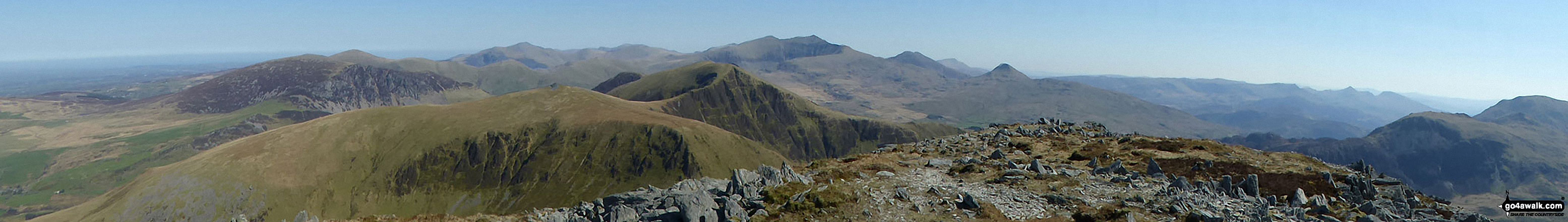 Walk gw203 Craig Cwm Silyn, Garnedd-goch and Mynydd Graig Goch from Cors y Llyn - Mynydd Mawr (Llyn Celyn), Craig y Bera, Mynydd Tal-y-mignedd and Mynydd Drws-y-coed from the summit of Craig Cwm Silyn with Garnedd Ugain (Crib y Ddysgl), Snowdon (Yr Wyddfa), Y Lliwedd & Yr Aran on the horizon (centre) and Moel Lefn, Moel yr Ogof & Moel Hebog on the far left