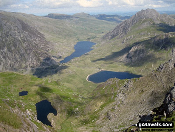 Walk gw147 Y Garn (Glyderau) from Ogwen Cottage, Llyn Ogwen - Llyn Clyd, Llyn Ogwen, Llyn Idwal and Tryfan from Y Garn (Glyderau)