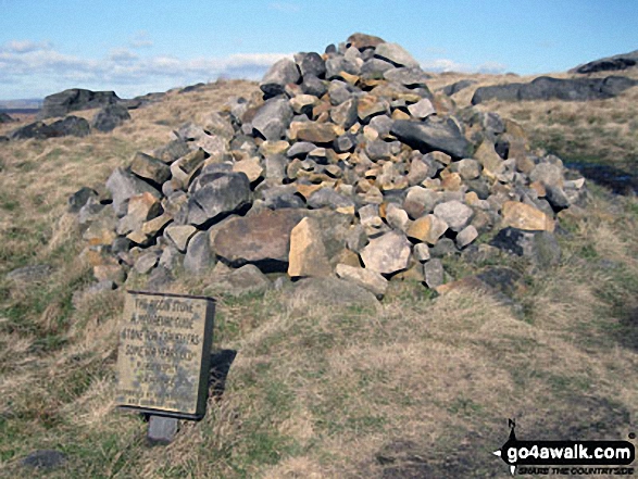 Walk wy139 Blackstone Edge and Dog Hill (Rishworth Moor) from Ryburn Reservoir - Cairn marking The Aiggin Stone and The Pennine Way, Blackstone Edge Moor