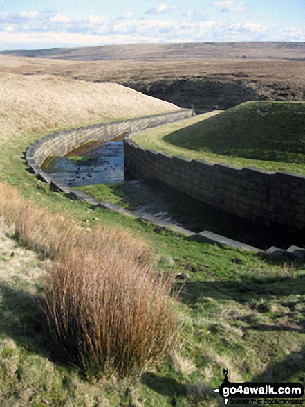 Walk wy139 Blackstone Edge and Dog Hill (Rishworth Moor) from Ryburn Reservoir - Exit channel from Green Withens Reservoir