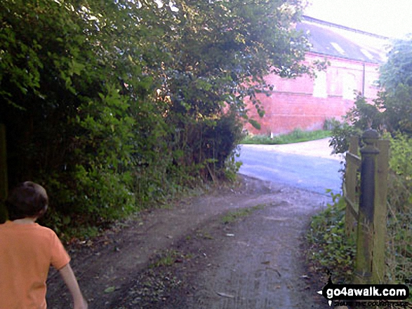 Walk su125 South Nutfield from Bletchingley - Approaching The Maltings near Henshaw Farm