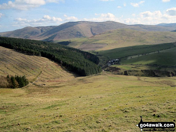 Walk n196 Ring Chesters, Eccles Cairn and Trowupburn from Hethpool - Easter Tor, Newton Tors and Hare Law with Elsdonburn Farm in the valley below from Ring Chesters