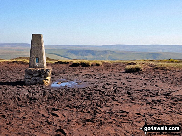 Walk Edale Moor (Kinder Scout) walking UK Mountains in The Dark Peak Area The Peak District National Park Derbyshire, England