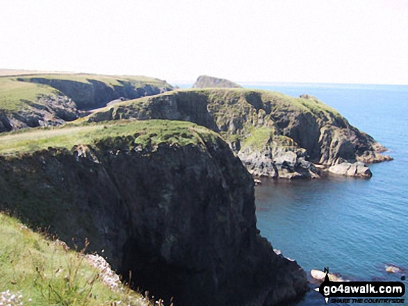 Walk pe110 Aber Bach and Pen y Fan (Dinas Head) from Cwm-yr-Eglwys - The Pembrokeshire Coast Path