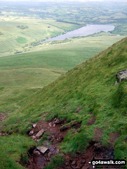 Walk po132 Heol Senni and Fan Gyhirych from Pont Gihirych (Cray Reservoir) - Cray Reservoir and Pont Gihirych from the upper slopes of Fan Gyhirych