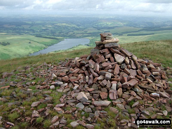 Walk po124 Fan Nedd and Fan Gyhirych from Maen Llia - Cairn in the summit of Fan Gyhirych