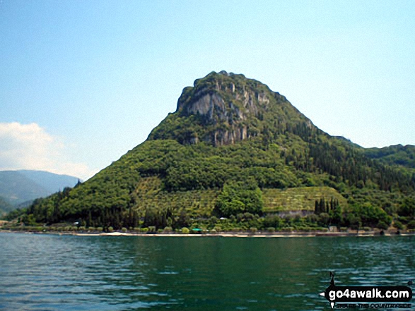 Walk ve117 Punta San Vigilio to Punta Mirabello, Bardolino from Garda - Rocca Vacchia from the Lake Garda Ferry, Lago di Garda (Lake Garda)