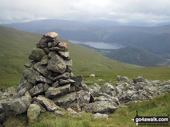 A cairn below Little Dodd (St John's Common) offering good views of Thirlmere in the valley below 