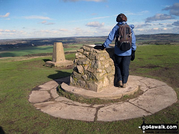 Walk bu141 Beacon Hill from Dagnall - On the summit of Ivinghoe Beacon - one end of The Ridgeway