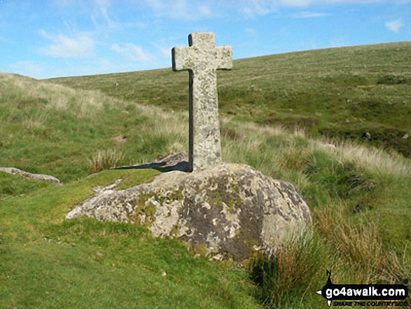 Walk de104 South Hessary Tor and Black Tor from Princetown - Stone Cross beside Devonport Leat