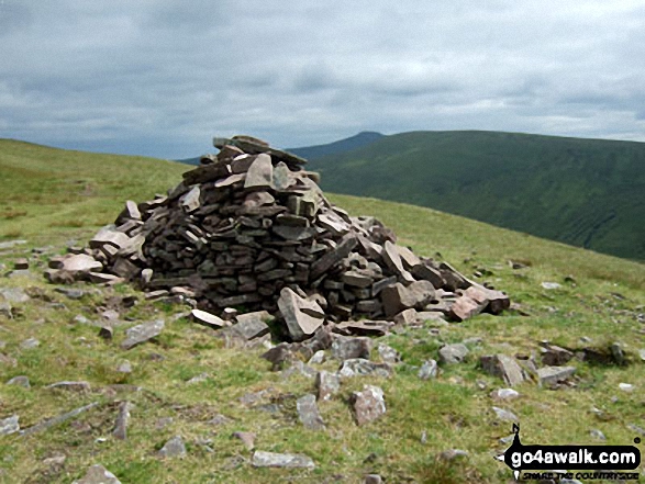 Walk po162 Fan Llia from Blaen Llia - The large cairn near the summit of Fan Llia