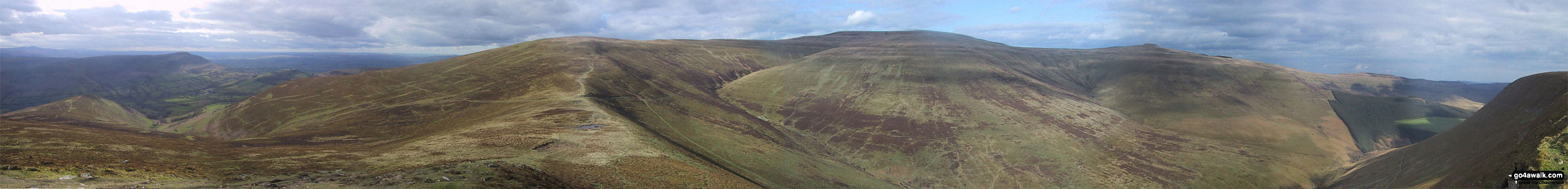 Walk po129 The Grwyne Fechan Round - *270° Panorama featuring Pengenfford, Pen Trumau, Waun Fach, Pen y Gadair Fawr, Pen Twyn Mawr, Crug Mawr and the The Grwyne Fechan valley from Mynydd Llysiau