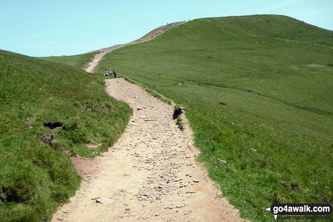 Walk po104 Pen y Fan and Cribyn from Nant Gwdi - On the path to Pen y Fan, busy going up Corn Du