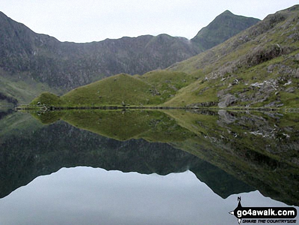 Walk gw134 Mount Snowdon (Yr Wyddfa) avoiding Crib Goch from Pen y Pass - Glaslyn with the shoulder of Y Lliwedd (left) and Snowdon (Yr Wyddfa) on the right