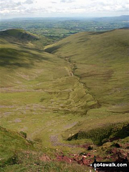 Walk po136 Corn Du and Pen y Fan from Nant Cwm Llwch near Brecon - Gwaun Perfedd (left) and Gwaun Taf (right) from Pen y Fan