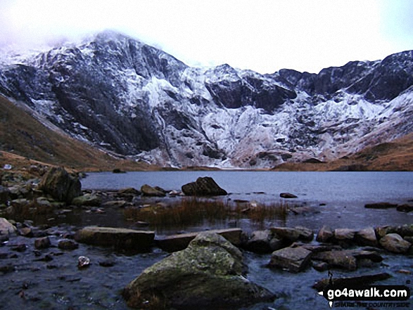 Walk gw147 Y Garn (Glyderau) from Ogwen Cottage, Llyn Ogwen - Glyder Fawr and Twll Du (The Devil's Kitchen) from Llyn Idwal