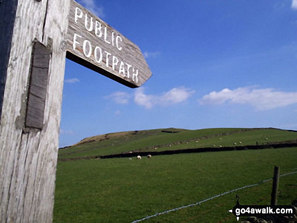 Walk d275 Foolow, Bretton Clough and Sir William Hill from Eyam - Pointing the way up Sir William Hill