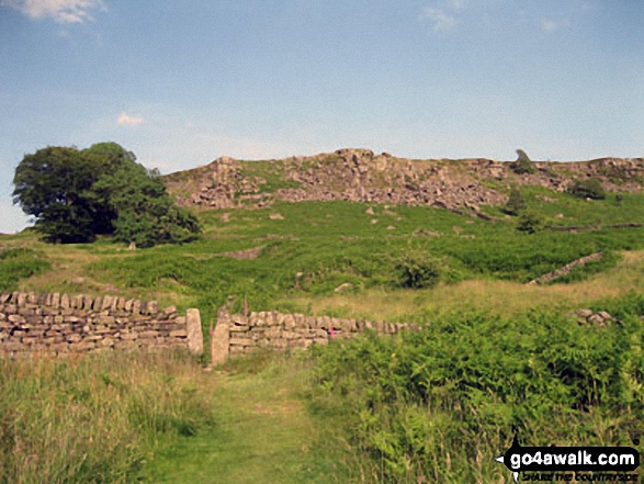 Walk d120 Froggatt Edge from Baslow - Baslow Edge and Squeezer Stile from below