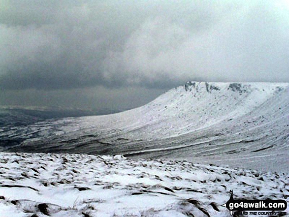 Kinder Scout (The Edge) in the snow from Mill Hill (Ashop Head)