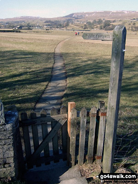 Walk ny114 Addlebrough via Worton Pasture from Askrigg, Wensleydale - The path back to Askrigg across Askrigg Bottoms from Worton Bridge over the River Ure