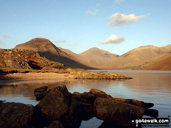 Walk c133 The Netherbeck Round from Greendale - Yewbarrow (left), the shoulder of Kirk Fell, Great Gable (centre) and Lingmoor Fell (right) from Wast Water