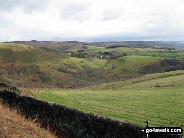 Walk d130 Stanage Edge, High Neb and Bamford Moor from Hathersage - Stanage Edge (Stanage Edge) and Hathersage from the lower slopes of Bamford Moor