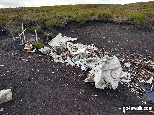 Walk sy119 Horse Stone and Outer Edge from The Flouch - Wreckage of the crashed Airspeed Consul TF-RPM aircraft on Crow Stones Edge