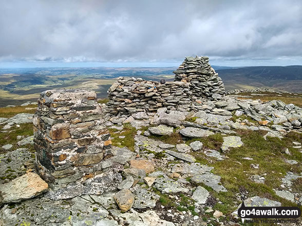 Walk gw104 Carnedd y Filiast and Arenig Fach from Llyn Celyn - Arenig Fach summit trig point and windbreak