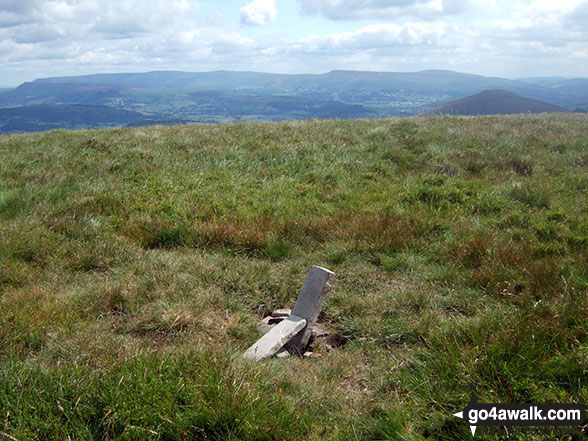 Walk cw110 Tal y Fan and Drum (Carneddau) from Cae Coch - The small cairn on the summit of Allt Lwyd