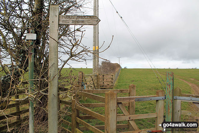 Walk c457 Watch Hill (Cockermouth) and Setmurthy Common (Watch Hill) from Cockermouth - Finger post and kissing gate at the bottom of Watch Hill (Cockermouth) and Setmurthy Common (Watch Hill)