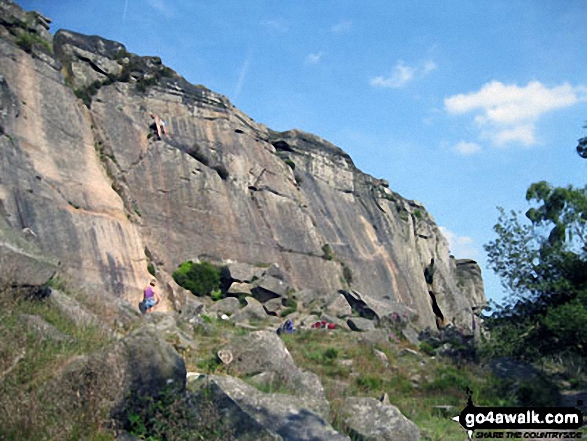 Walk d120 Froggatt Edge from Baslow - Froggatt Edge from below