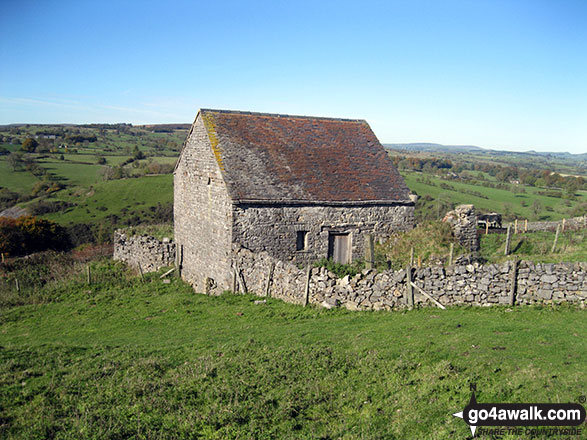 Walk s232 Dale Bottom, Wetton Hill and Ecton Hill from Alstonefield - Lone stone barn on Ecton Hill