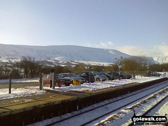 Walk d145 Jaggers Clough and The River Noe from Edale - Lord's Seat in the snow from Edale Station