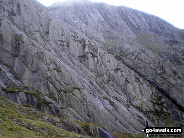 Walk gw115 Glyder Fach, Castell y Gwynt and Glyder Fawr from Ogwen Cottage, Llyn Ogwen - Rock slabs above Twll Du (The Devil's Kitchen)