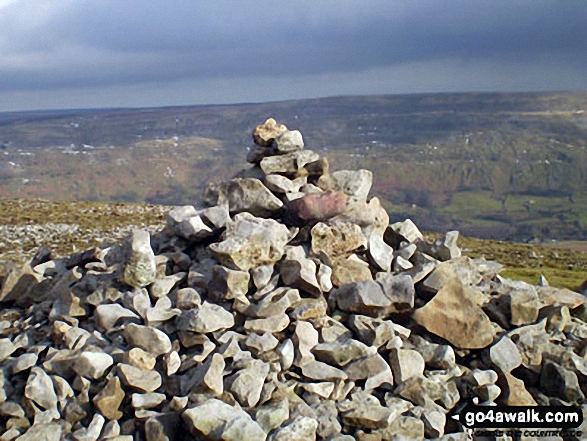 Walk ny140 Fremington Edge and Calver Hill from Reeth - The summit of Calver Hill