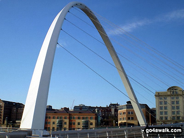 Walk tw100 The River Tyne from Gateshead Millennium Bridge (Baltic Square) - The Millennium Bridge over the River Tyne between Gateshead and Newcastle