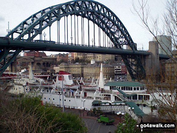 Walk tw100 The River Tyne from Gateshead Millennium Bridge (Baltic Square) - The Tyne Bridge, Newcastle