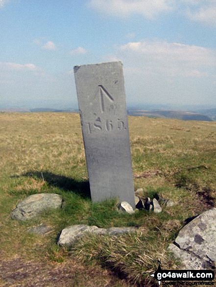 Walk ce100 Y Garn (Pumlumon), Pen Pumlumon Fawr (Plynlimon), Pen Pumlumon Llygad-bychan and Pen Pumlumon Arwystli from Nant-y-moch Reservoir - Boundary stone on Pen Pumlumon Llygad-bychan