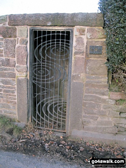 Walk s176 Gun (Staffordshire) from Meerbrook - The Well, Meerbrook