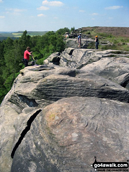 Walk d310 Dobb Edge and Chatsworth Park from Chatsworth House - Busy day with plenty of climbers on Birchen Edge