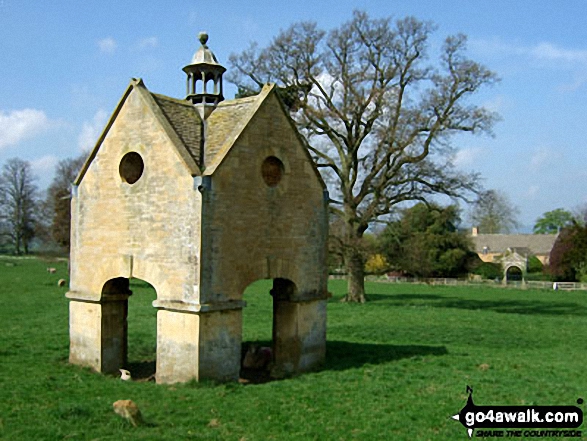 Walk gl126 Chastleton House from Adlestrop - Folly in Chastleton House Gardens