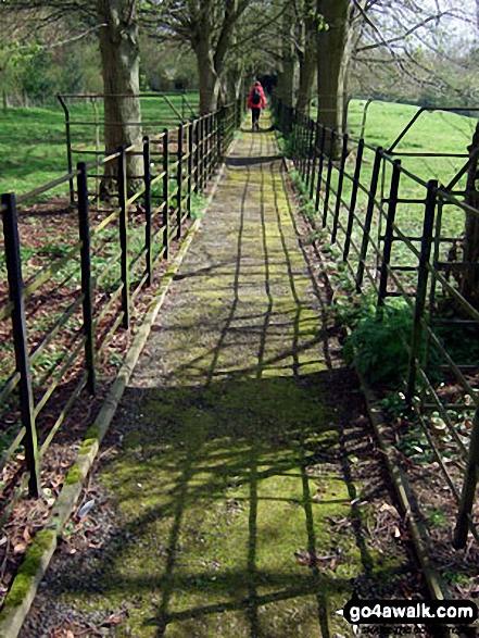 Walk gl174 Chastleton House and Cornwell from Adlestrop - Path leading to Cornwell Church