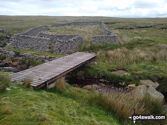 Walk ny161 Meugher from Yarnbury, Grassington - Footbridge and sheepfold on Sleet Moor