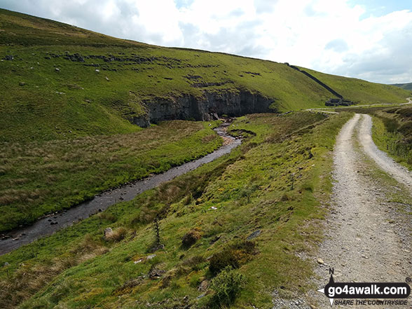 Walk ny161 Meugher from Yarnbury, Grassington - Approaching Mossdale Scar