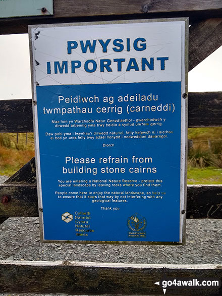 Walk gw132 Tyrrau Mawr (Craig-las) and Craig-y-llyn from Llynnau Cregennen - Sign at Rhiw Gwerdydd asking walkers to refrain from building stone cairns