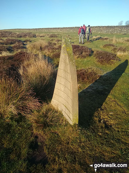 Walk d287 Wellington's Monument, Baslow Edge, Curbar and The Derwent Valley from Baslow - The Companion Stone on Eaglestone Flat