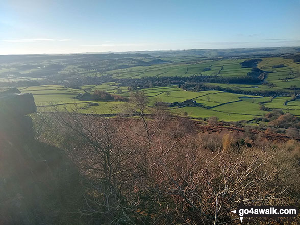 Walk d143 Curbar Edge, Froggatt Edge and Big Moor from Curbar Gap - The view from Baslow Edge